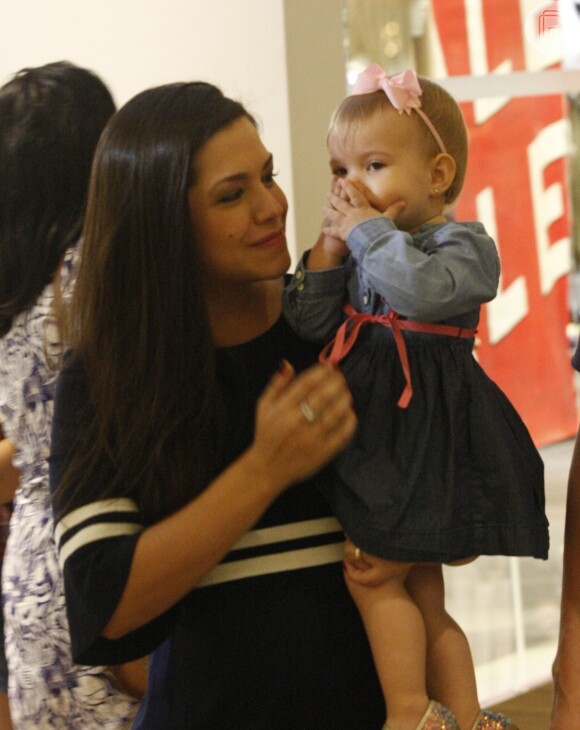 Thais Fersoza passeou com filha, Melinda, em shopping do Rio de Janeiro nesta quarta-feira, 27 de dezembro de 2017
