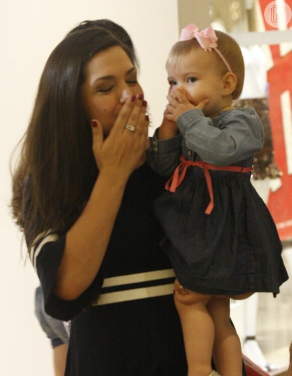Filha de Thais Fersoza, Melinda jogou beijo para fotógrafo em shopping carioca
