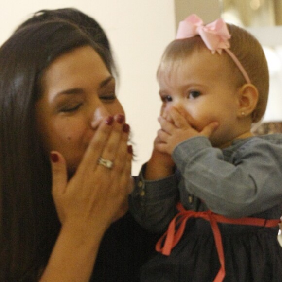 Filha de Thais Fersoza, Melinda jogou beijo para fotógrafo em shopping carioca