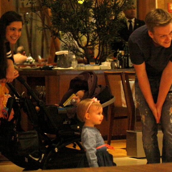 Thais Fersoza e Michel Teló passearam com filhos, Melinda e Teodoro, em shopping do Rio de Janeiro