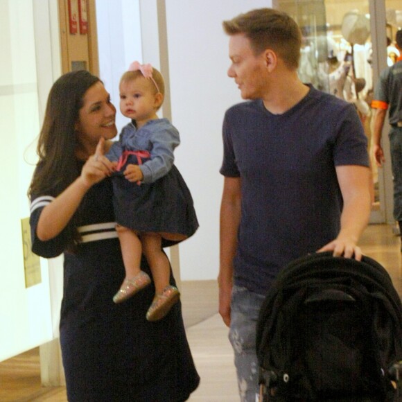 Thais Fersoza e Michel Teló passearam com os filhos em shopping do Rio