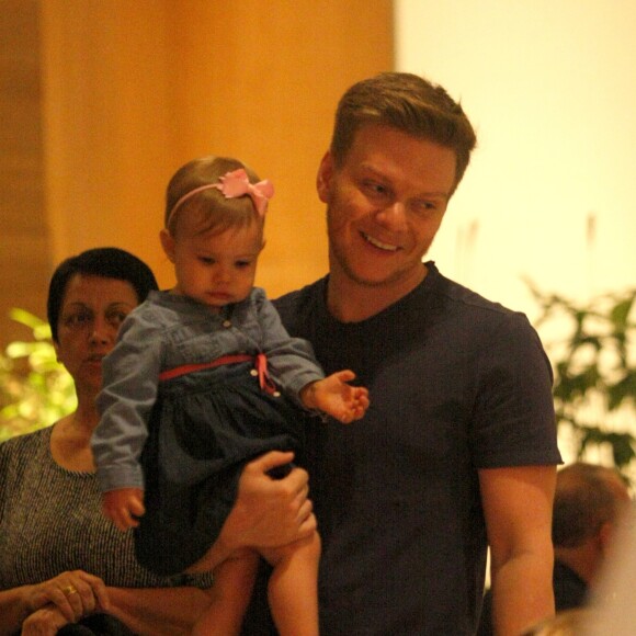 Michel Teló curtiu passeio no shopping com filha, Melinda, de 1 ano