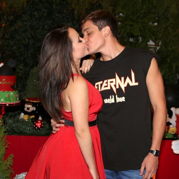 Antes de completar 17 anos, Larissa Manoela ganhou uma festa surpresa e posou com Leo Cidade