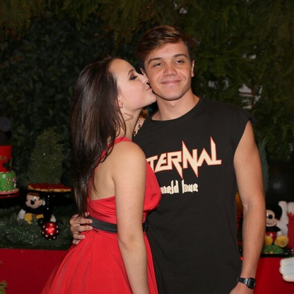 Larissa Manoela e o namorado trocam elogios com namorado na web nesta quinta-feira, dia 27 de dezembro de 2017
