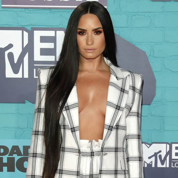 Demi Lovato postou selfie com um maiô superdecotado na noite desta quarta-feira, 27 de dezembro de 2017