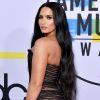 Demi Lovato exibiu cabelão com look transparente no American Music Awards, também em novembro de 2017