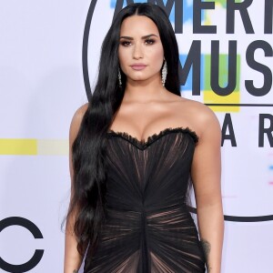 Na ocasião, Demi Lovato usou look da grife russa Ester Abner