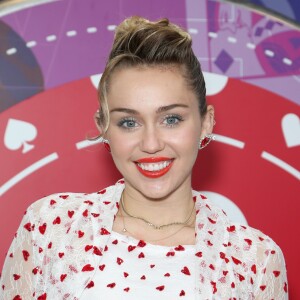 Miley Cyrus está considerando a possibilidade de dar início a uma família em 2018