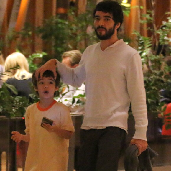 'Ele já veio visitar e adorou. Foi na academia miliar, viu os treinamentos e as lutas, pegou as armas', disse Caio Blat