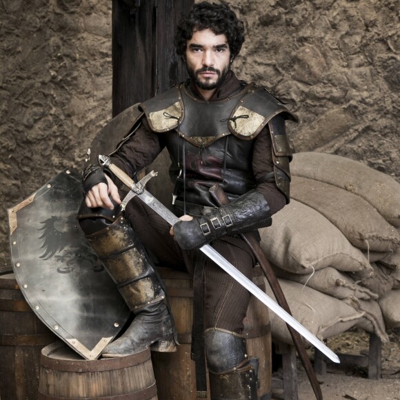 'A espada pesa mais do que eu, jamais conseguiria lutar com aquilo', admitiu Caio Blat