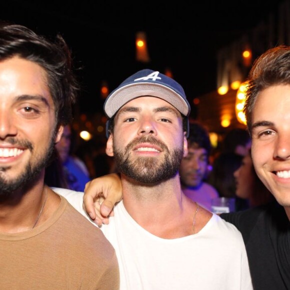 Rodrigo Simas se reúne com amigos em festa de abertura do Réveillon em Fernando de Noronha, na noite desta quinta-feira, 28 de dezembro de 2017