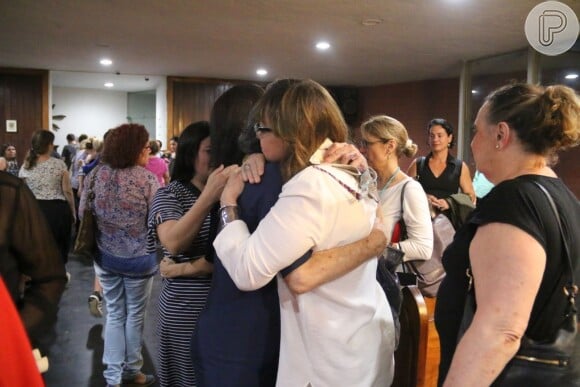 Gloria Perez foi consolada por Betty Faria após a missa dos 25 anos da morte de Daniela Perez