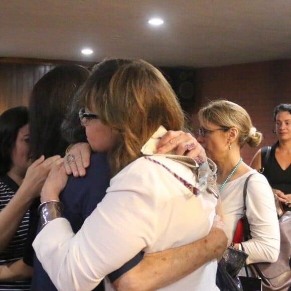 Gloria Perez foi consolada por Betty Faria após a missa dos 25 anos da morte de Daniela Perez