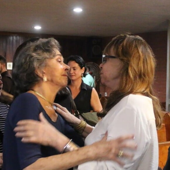 Gloria Perez foi consolada por Betty Faria durante a missa dos 25 anos da morte de Daniela Perez, nesta quinta-feira, 28 de dezembro de 2017