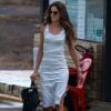 Básica e estilosa: Izabel Goulart apostou em vestido listrado midi com fenda lateral e tênis branco para passear por Fernando de Noronha em 26 de dezembro de 2017