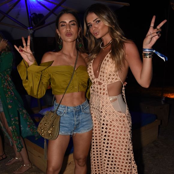 Camila Coelho e Thássia Naves se encontraram na festa Corona Sunset em Fernando de Noronha, em 28 de dezembro de 2017