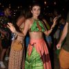 Paula Fernandes escolheu um look estampado e com cores fortes Água de Coco, usado com acessórios M. Lourdes para a festa Corona Sunset, em Fernando de Noronha, realizada em 28 de dezembro de 2017