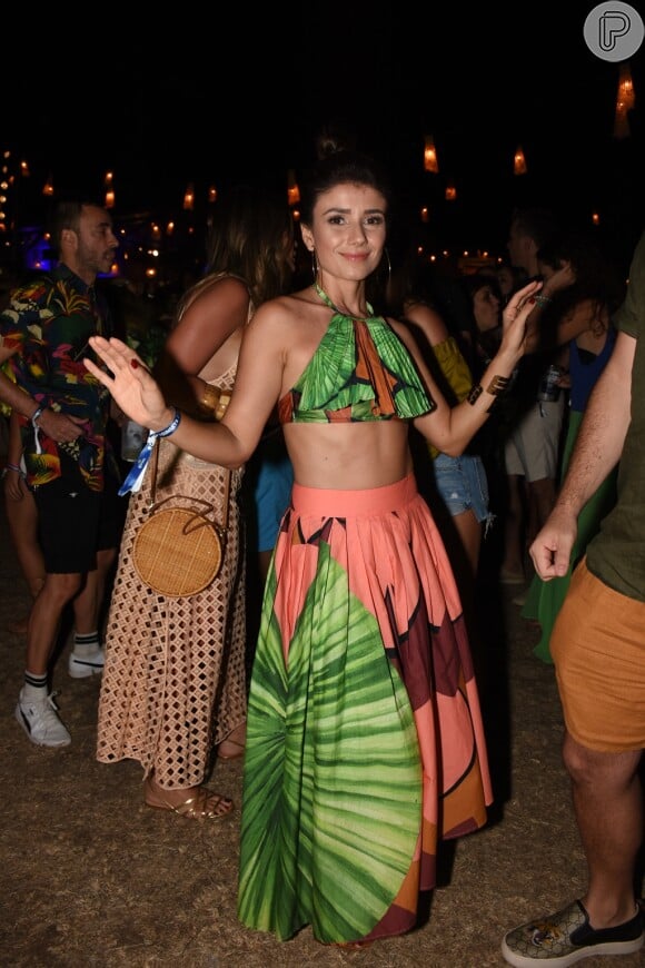 Paula Fernandes escolheu um look estampado e com cores fortes Água de Coco, usado com acessórios M. Lourdes para a festa Corona Sunset, em Fernando de Noronha, realizada em 28 de dezembro de 2017