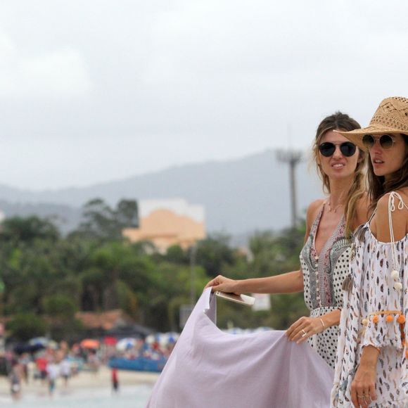 A modelo Alessandra Ambrosio optou por uma saída estampada com detalhes de pompons – tendência forte neste verão – para curtir praia de Jurerê Internacional, em Florianópolis, Santa Catarina, em 28 de dezembro de 2017