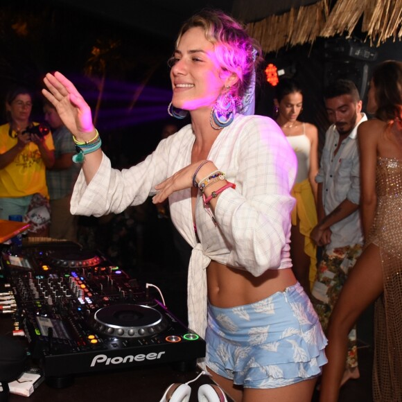 Já em noite da festa Galinhada, Giovanna Ewbank apostou em uma produção bem mais descontraída com short de babado e blusa da marca Mundo Lolita, no valor de R$ 199