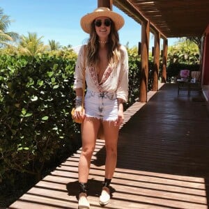 Aline Gotschalg apostou em uma produção leve para passear por Trancoso, na Bahia