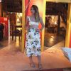 Aline Gotschalg vestiu saia com estampa de girassol e limão da marca Fleche D'or, top Amaro, bolsa Isla e rasteirinha Forlí Shoes durante viagem a Trancoso, na Bahia