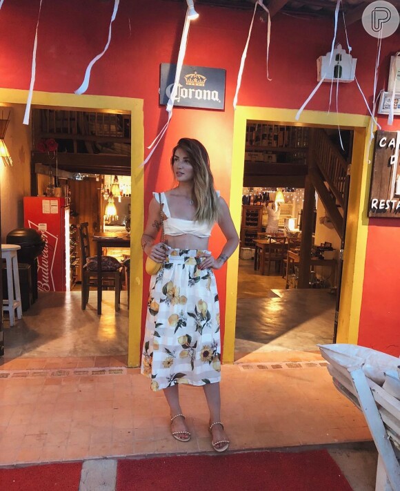 Aline Gotschalg vestiu saia com estampa de girassol e limão da marca Fleche D'or, top Amaro, bolsa Isla e rasteirinha Forlí Shoes durante viagem a Trancoso, na Bahia