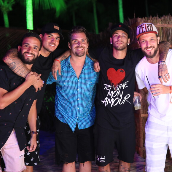 Neymar, Gabriel Medina, o jogador Lucas Lima e mais amigos do atacante do PSG se reúnem em lual na Bahia