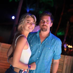 Thiago Gagliasso, irmão de Bruno Gagliasso, levou a namorada ao lual pré-Réveillon na Bahia