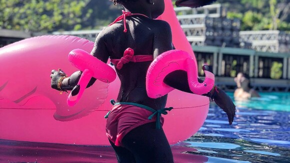 Giovanna Ewbank mostra a filha, Títi, com sua nova paixão fashion: 'Flamingos'