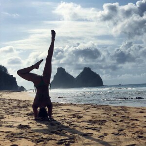 Giovanna Ewbank posou fazendo ioga na praia de Fernando de Noronha