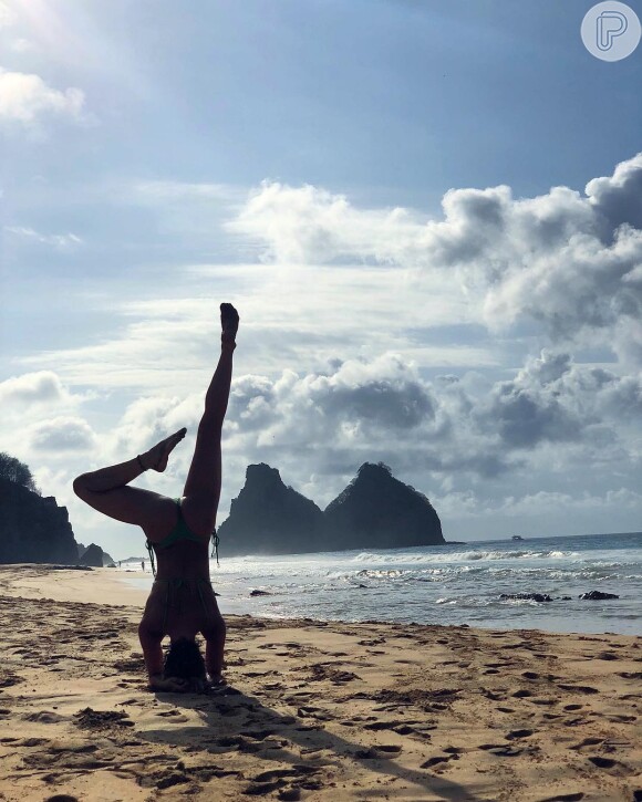 Giovanna Ewbank posou fazendo ioga na praia de Fernando de Noronha
