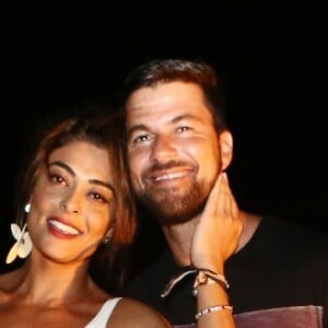 Juliana Paes e o marido, Carlos Eduardo Baptista, estão curtindo dias de folga em Jericoacoara, no Ceará