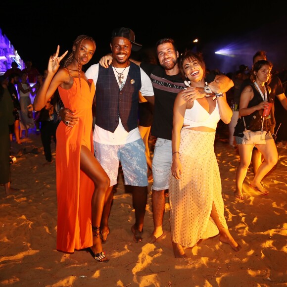 Juliana Paes e o marido foram fotografados em uma festa de pré-réveillon no Ceará