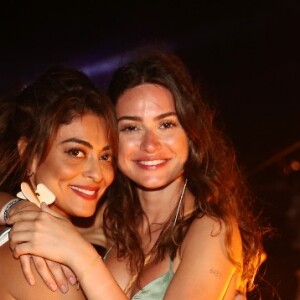 Juliana Paes posou para fotos com Thaila Ayala durante festa em Jericoacoara