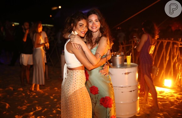 Juliana Paes posou para fotos com Thaila Ayala durante festa em Jericoacoara