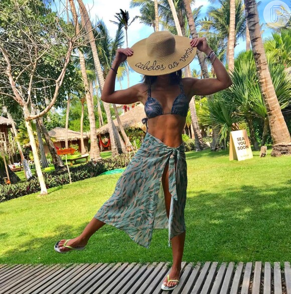 Em Jericoacoara, Juliana Paes mostrou a barriga trincada em foto no Instagram