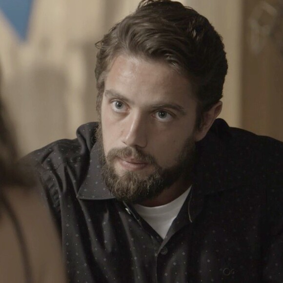 Renato (Rafael Cardoso) se irrita com a intenção de Clara (Bianca Bin) em se desfazer do garimpo, na novela 'O Outro Lado do Paraíso'