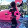 Giovanna Ewbank mostrou a filha com Bruno Gagliasso, Títi, de 4 anos, usando acessórios de flamingos em piscina de pousada em Fernando de Noronha, arquipélago de Pernambuco