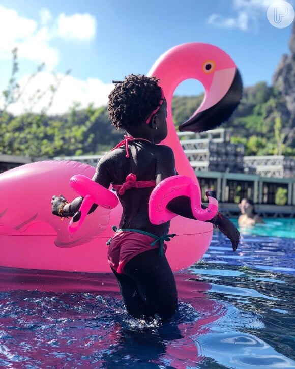 Giovanna Ewbank mostrou a filha com Bruno Gagliasso, Títi, de 4 anos, usando acessórios de flamingos em piscina de pousada em Fernando de Noronha, arquipélago de Pernambuco