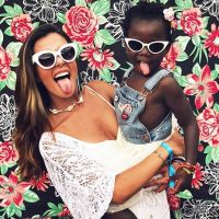 Giovanna Lancellotti combina óculos e pose com filha de Ewbank:'Princesa da tia'