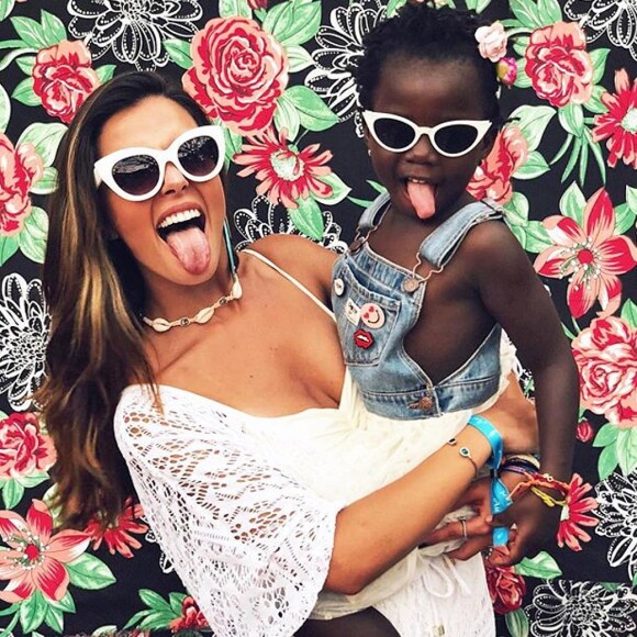 Giovanna Lancellotti e Títi, de 4 anos, filha de Giovanna Ewbank e Bruno Gagliasso, combinaram óculos estilosos de armação branca e pose em viagem a Fernando de Noronha