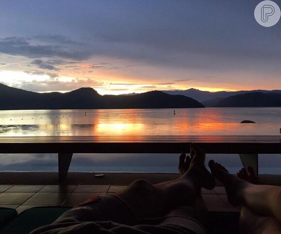 Marina Ruy Barbosa também compartilhou uma foto dos pés do casal com vista para o mar