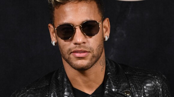 Neymar chega a Fernando de Noronha para Réveillon e posa com fã no aeroporto