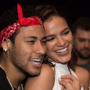 Bruna Marquezine e Neymar posaram recentemente em um jatinho e fãs questionaram: 'É o mesmo?'