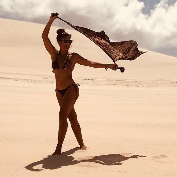 Juliana Paes brinca com pose de Tieta em Jericoacoara, no Ceará, em 30 de dezembro de 2017