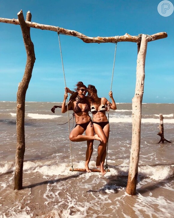 Juliana Paes posa com amiga em praia de Jericoacoara, no Ceará