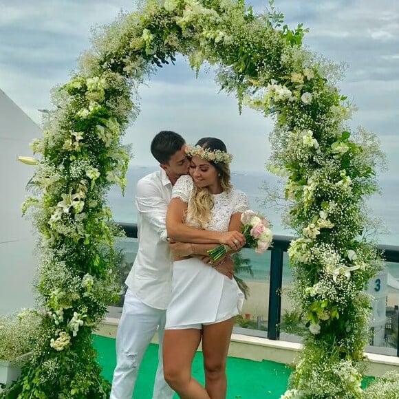 Mayra Cardi rebate críticas por casamento com Arthur Aguiar em vídeo, em 30 de dezembro de 2017