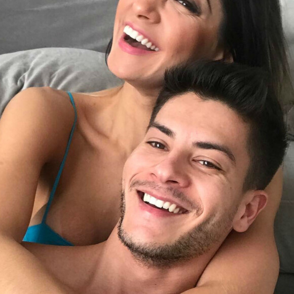 Arthur Aguiar defende Mayra Cardi de críticas na web: 'Eu amei o meu casamento surpresa. E como ela fez pra mim, quem tinha que amar era eu'