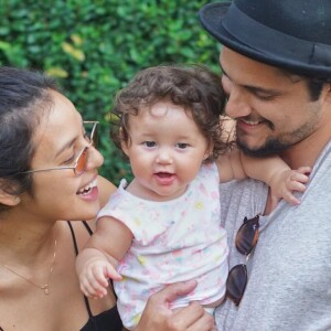Bruno Gissoni comemora 7 meses da filha com foto ao lado de Yanna Lavigne